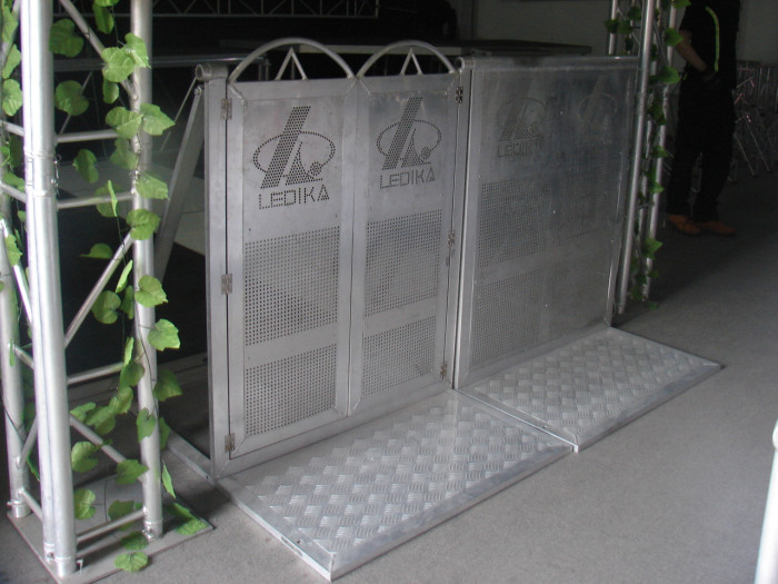 Składane na zewnątrz aluminiowe metalowe barierki kontroli tłumu z drzwiami